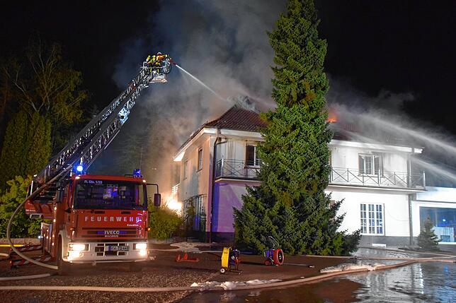 Bild 11: Bilder von den Löscharbeiten beim Großbrand eines Dachstuhls in Mahlspüren im Tal