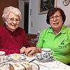 Seniorin Anne Morat und Agnes Lott von der Nachbarschaftshilfe des Vereins Jung und Alt Mauchen.