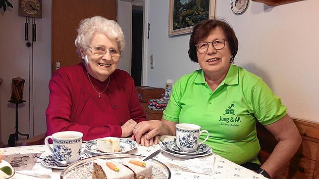 Seniorin Anne Morat und Agnes Lott von der Nachbarschaftshilfe des Vereins Jung und Alt Mauchen.