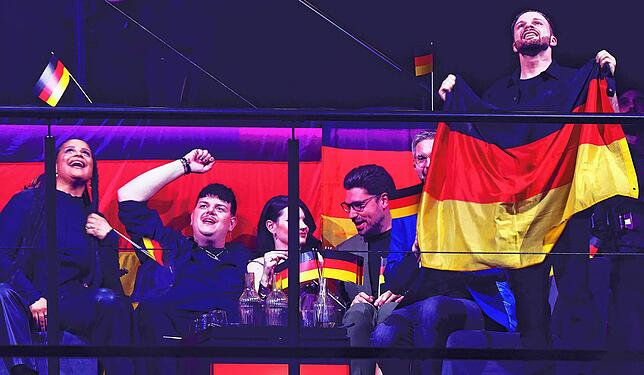 Isaak (2.v.l) aus Deutschland reagiert während der Punktewertung beim Finale des Eurovision Song Contest (ESC) 2024 in der Malmö Arena.