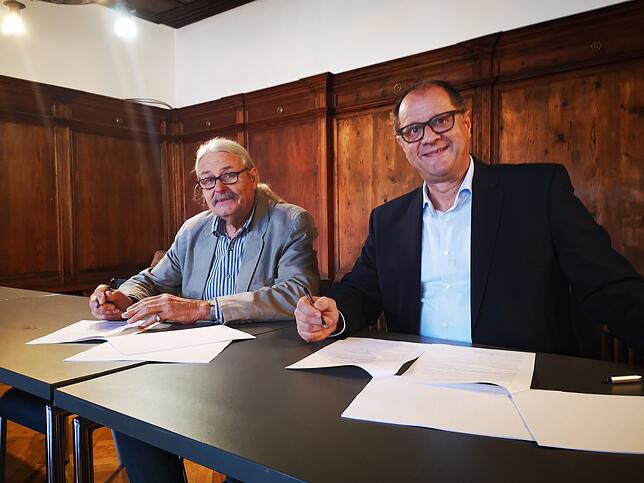 Mit ihren Unterschriften besiegeln Bernd Uphaus und Jürgen Roth den Zusammenschluss des DRK Kreisverband Donaueschingen und des DRK ...