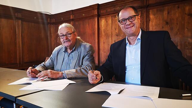 Mit ihren Unterschriften besiegeln Bernd Uphaus und Jürgen Roth den Zusammenschluss des DRK Kreisverband Donaueschingen und des DRK ...