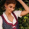 Viele Hersteller kehren aktuell zum traditioneller designten Dirndl zurück. Ernsting's family setzt auf eine Kombination der beliebten ...