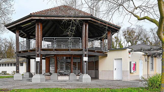Das Strandbadgebäude von der Seeseite aus gesehen.