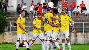 Der SV Allensbach jubelt. Die Gäste gewannen beim Aufsteiger AFC Rinia Singen mit 3:1.