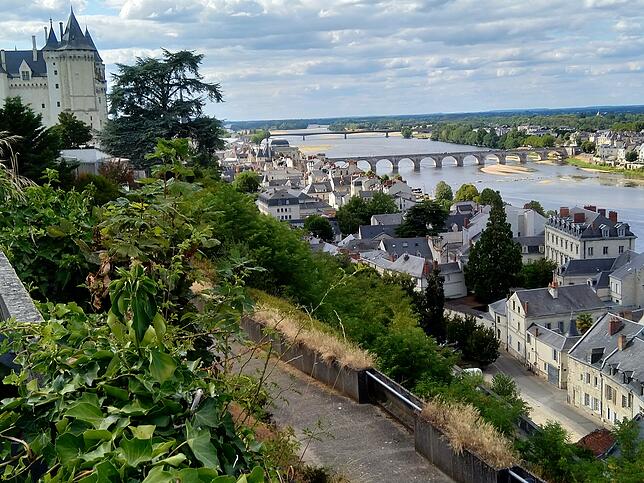 Links das Schloss von Saumur, unten die Bogenbrücke, die hinüber führt auf eine Insel, von der aus eine weitere Brücke ans Nordufer der ...