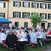 Beim Sommerfest des Singener Museumsvereins im historischen Ambiente des denkmalgeschützten Schlossparks genießen zahlreiche Besucher ...