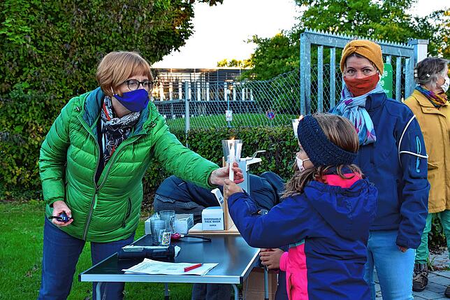 Beate Bucher registrierte am Eingang zum Schlosssee-Gelände die Teilnehmer und verteilte Kerzen.