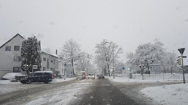 Auch in Friedrichshafen sorgt anhaltender Schneefall für Behinderungen im Straßenverkehr.