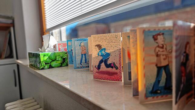 Bunte Karten und auch Taschentücher stehen auf dem Fensterbrett in Iris Gersters Büro.