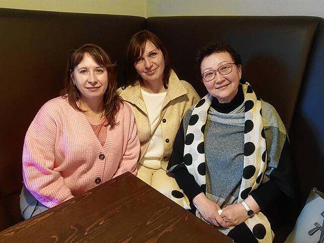 Svetlana Kutsenko und Viktoriia Reflyak (von links) setzen sich für ukrainische Waisenkinder ein. Aisulu Tulegenova (ganz rechts) hat ...