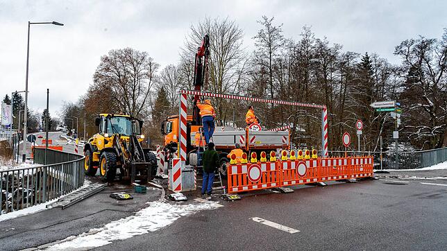 Vor der Peterzeller Brücke gibt es jetzt eine Höhenbegrenzung von 3,5 Metern.