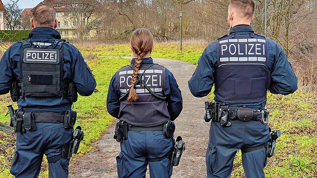 Mit einer Hundertschaft der Bereitschaftspolizei sucht die Polizei den Vermissten kurz nach Weihnachten bei Villingen.