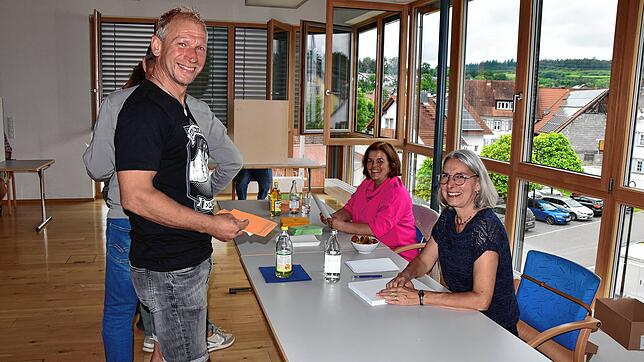 Norbert Winter (links) wartete geduldig, bis eine Wahlkabine frei war. Andrea Zeller und Andrea Oexle (rechts) sorgten als ...