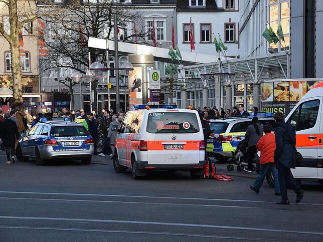 Heidelberg Einsatzfahrzeuge der Polizei und des Rettungsdienstes in Heidelberg. Foto: R. Priebe