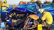 Im morgendlichen Verkehr fährt am Donnerstag, 2. Oktober, ein Auto auf der L219 zwischen Oberdorf und Litzelstetten auf einen Bagger ...