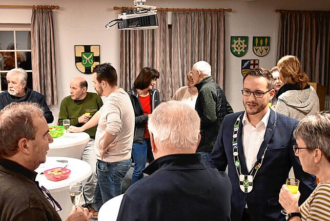 Florian Zindeler tritt mit der Verpflichtung offiziell seine zweite Amtszeit als Bürgermeister von Hohenfels an. Ratsmitglied Harald ...