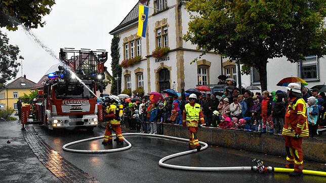 In der Schule, gegenüber des Rathauses kam es zu einem Brand bei einem Elternabend, so die Übungsannahme in diesem Jahr.