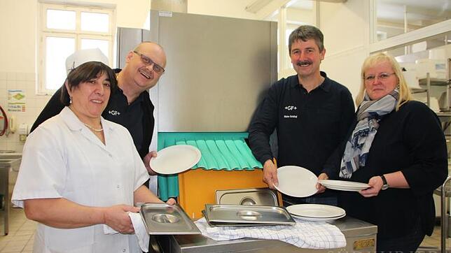 Die Georg Fischer-Mitarbeiter Anna de Vita Crocamo, Michael Spannbauer, Walter Schlögl und Susanne Vielhauer (von links) packen bei der ...