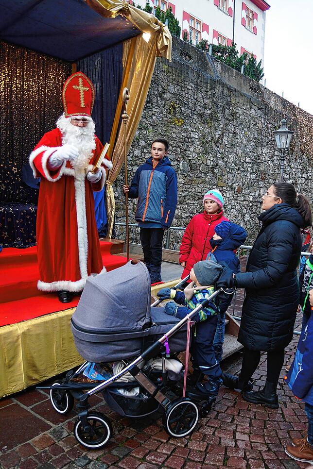 Bild 11: Besuch des Nikolauses in Tiengen sorgt für viele strahlende Kinderaugen