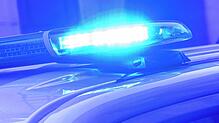 ARCHIV – 28.01.2025, Niedersachsen, Hannover: Ein Blaulicht leuchtet auf einem Einsatzfahrzeug der Polizei. (zu dpa: “Kind mit Messer ...