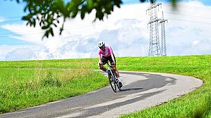 Am Freitag ist der Auftakt des Ridermans mit dem Zeitfahren. Im Bild Lena Marie Täger aus Erzhausen bei der Abfahrt zum Sunthausener See.