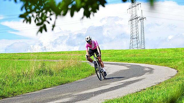 Am Freitag ist der Auftakt des Ridermans mit dem Zeitfahren. Im Bild Lena Marie Täger aus Erzhausen bei der Abfahrt zum Sunthausener See.