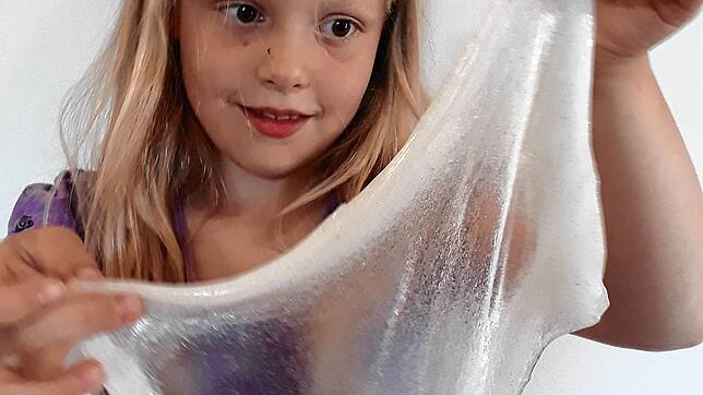 Emma kann den Schleim weit auseinanderziehen.