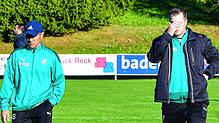 Große Sorgen: Der Umgang mit einem positiv auf Corona getesteten Spieler und drei Ungeimpften machen den Trainern Michael Schwald ...