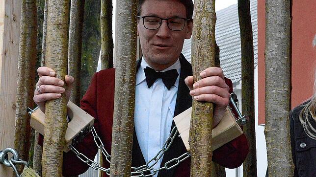 Bürgermeister Marcus Röwer wird dem Narrengericht zugeführt. Bild: Günther Vasel