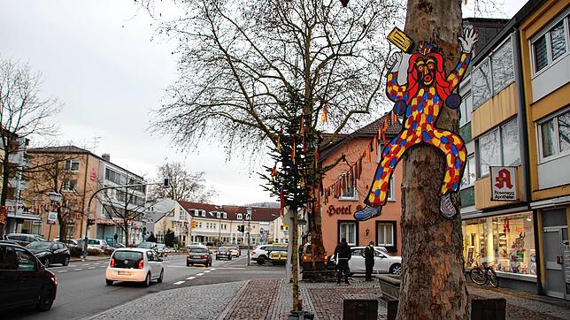 In Rielasingen schmücken originelle Dekratotionen der Narrenzunft Rattlinger und Narrenbändel die Ortsmitte. Dies ist auch in vielen ...