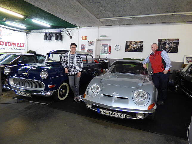 Ruth und Siggi Prawatschke teilen die Leidenschaft für Oldimer. Sie lehnt an einem Opel Olympia P1, er an einem Opel GT, beides ...