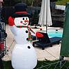 Dieser Schneemann winkt fröhlich in Rietheim.