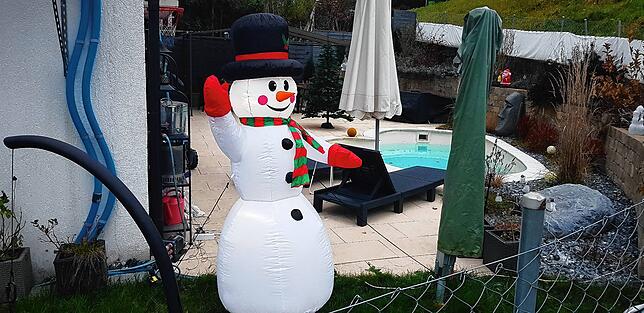 Dieser Schneemann winkt fröhlich in Rietheim.