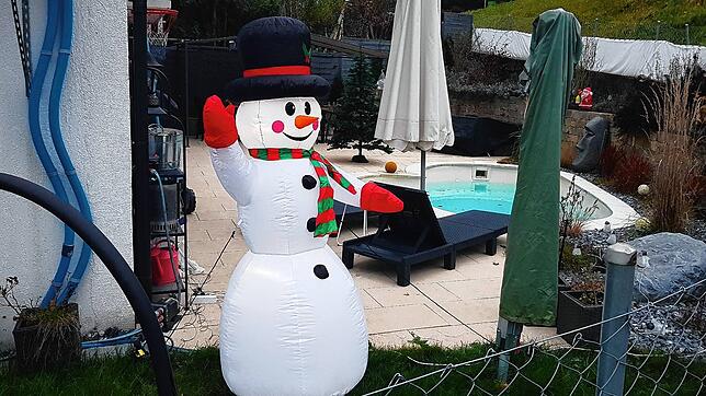 Dieser Schneemann winkt fröhlich in Rietheim.
