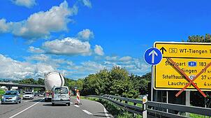 Wegen der Sperrung des A98-Abschnitts zwischen Tiengen und Lauchringen drückt sich der gesamte Verkehr durch die beiden Ortschaften.