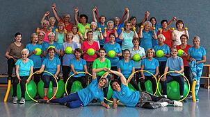 Die Gruppe Damengymnastik 60 Plus trainiert ihre Fitness mit unterschiedlichen Handgeräten. Am Wochenende feiert der Turnverein ...