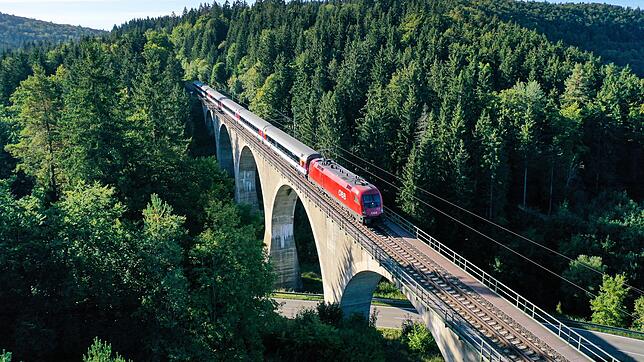 Ein Zug fährt auf der hier eingleisigen Gäubahnstrecke über die Einöd-Talbrücke bei Hattingen. Seit Jahrzehnten wird der Gäubahn-Ausbau ...