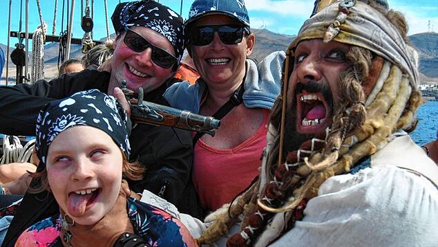 In den Fängen von Captain Jack ist die Familie Rudolph mit Mike (oben links), seiner Frau Femke und Tochter Anna. Dieses Foto landet auf ...