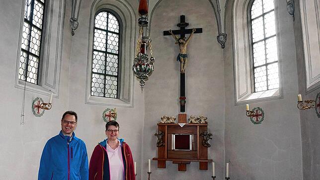 Mittelpunkt &bdquo;Heiliges Kreuz&ldquo;: Martin und Ulrike Jensen im Altarraum der Heilig-Kreuz-Kapelle, wo das Heilige Kreuz hängt, ...