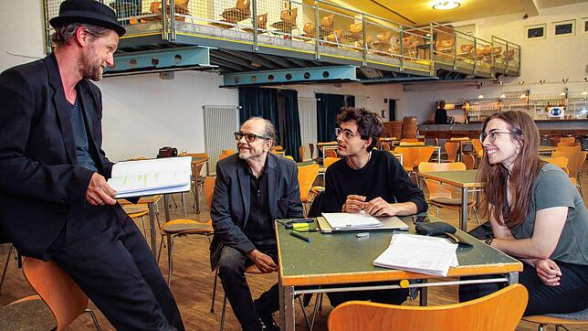Melanie Patzke, Theaterkoordinatorin der Gems (von rechts), hier im Gespräch mit dem Produktionsteam Aaron Bircher, Mark Zurmühle und ...
