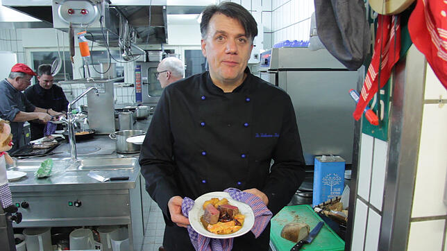 Andreas Schuler bei der Zubereitung der Lammlachse mit Kroketten, glacierten Karotten, dreierlei Pilzen an einer Whiskey-Schaum-Soße.