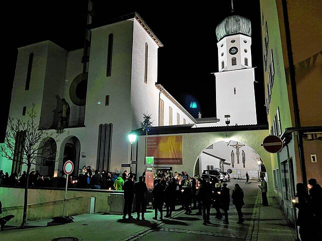 Bild 9: Tränen und Friedenslichter bei der Mahnwache in Stockach