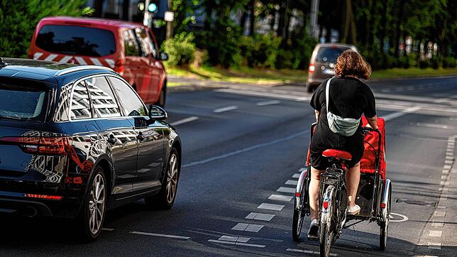 Eine Fahrradfahrerin fährt mit einem Lastenfahrrad auf einem Radweg. Unfallforscher bemängeln mangelnde Sicherheit beim Transport von ...
