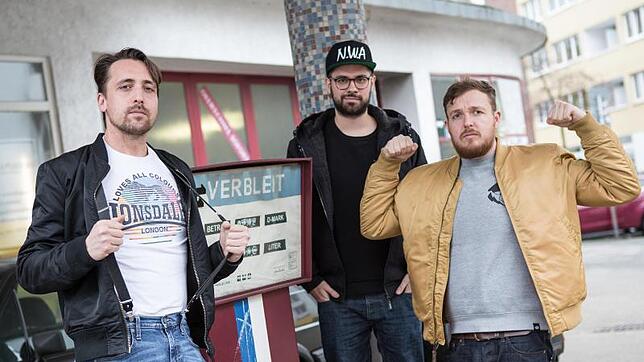 Die Rapper der Antilopen Gang (l-r) Danger Dan, Koljah und Panik Panzer stehen am 15.12.2016 in Düssldorf (Nordrhein-Westfalen) ...
