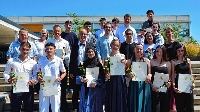 Jeder Schüler der Klasse 9f hat außer dem Abschlusszeugnis auch eine Rose überreicht bekommen. Die Realschüler des Bildungszentrums sind ...