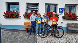 Rickenbachs Bürgermeister Dietmar Zäpernick zeichnete mit Sabine Lüttin, Werner Reckendrees und Stefan Schmid (von links) drei stolze ...