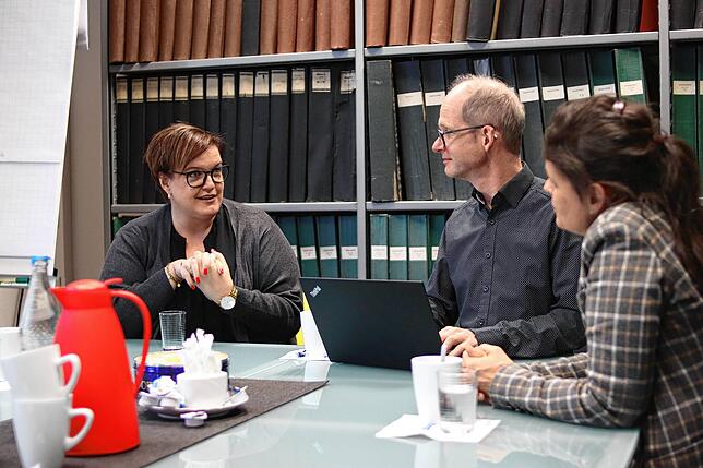Dominique Grensing plädiert dafür, die Grundschulempfehlung sehr ernst zu nehmen. Hier im Gespräch mit Stefan Hilser und Karin Broszat.