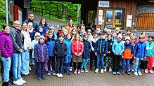Die beiden dritten Klassen der Grundschule Triberg mit ihren Klassenlehrerinnen lassen sich von Nikolaus Arnold (zweiter von links) und ...