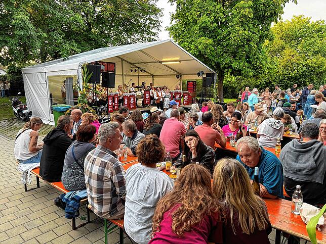 Auch tagsüber kommen beim Weinfest die Menschen zusammen – hier beim Auftritt der Polyhymnia Musikanten Leipferdingen